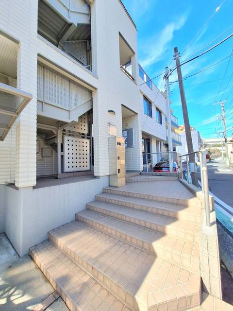 カーザ飯山のロビー|耐震耐火性に優れた旭化成へーベルメゾン　便利な宅配BOX付