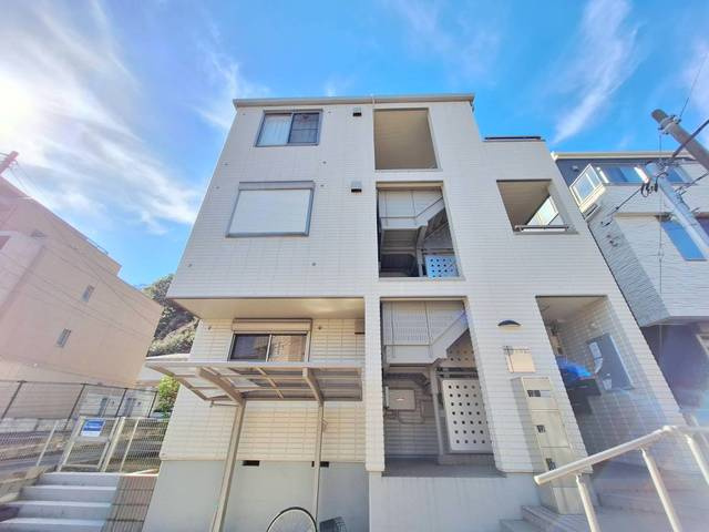 カーザ飯山のエントランス|耐震耐火性に優れた旭化成へーベルメゾン　便利な宅配BOX付