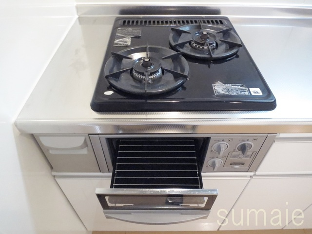 パルズ　プレイスのキッチン|ガスコンロとグリルが付いているキッチンです。