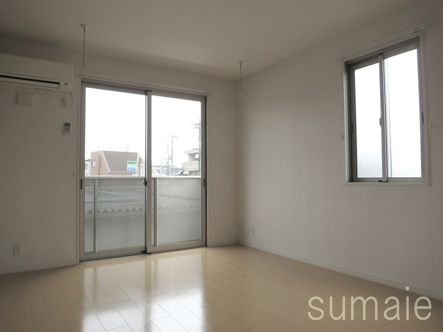 パルズ　プレイスの居間・リビング|二面採光なので、明るく風通しが良いお部屋です♪