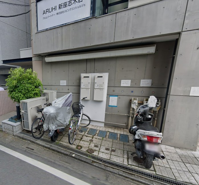 新座市東北２丁目の賃貸マンションの駐車場