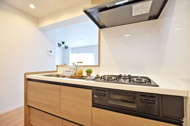 財形吹田ハイツのキッチン|対面式キッチンは料理中でも家族と会話がはずみます。