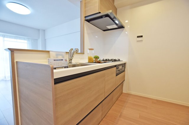 財形吹田ハイツのキッチン|キッチン上部の吊り戸棚も無いオープンタイプのキッチンですので開放的な空間を実現しました。