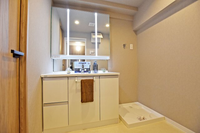 財形吹田ハイツの独立洗面台|洗面台の下だけでなく三面鏡の裏にも収納スペースがあるので、タオルや小物も収納出来てスッキリと片付け出来ます。