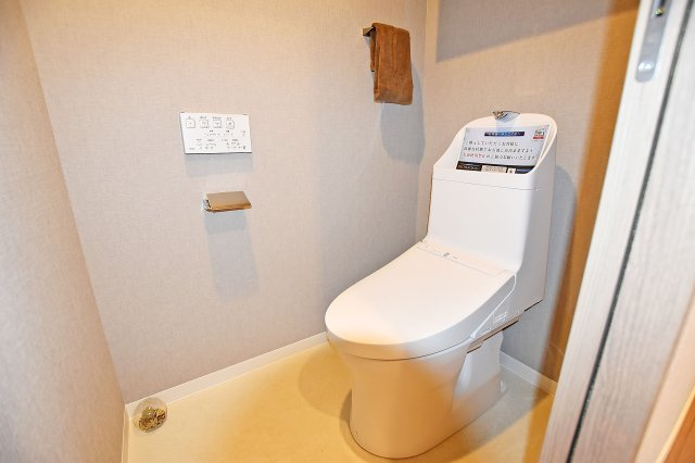 財形吹田ハイツのトイレ|快適に使用して頂ける温水洗浄便座付トイレです。