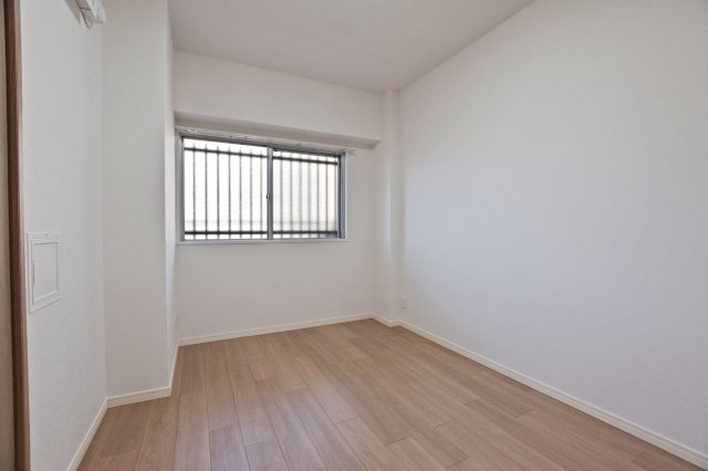 財形吹田ハイツの洋室|-洋室約5.7帖-