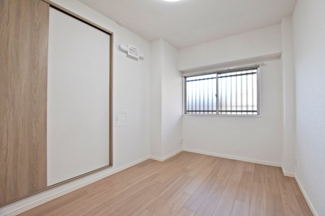 財形吹田ハイツの洋室|-洋室約5.7帖-