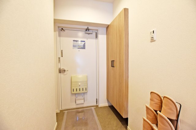 財形吹田ハイツの玄関|天井まで届く大きな玄関収納のおかげで玄関周りはいつもスッキリ快適です。