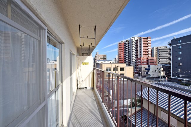 財形吹田ハイツのバルコニー|南に面したバルコニーで休みの日にのんびりと過ごすのもいいですね。