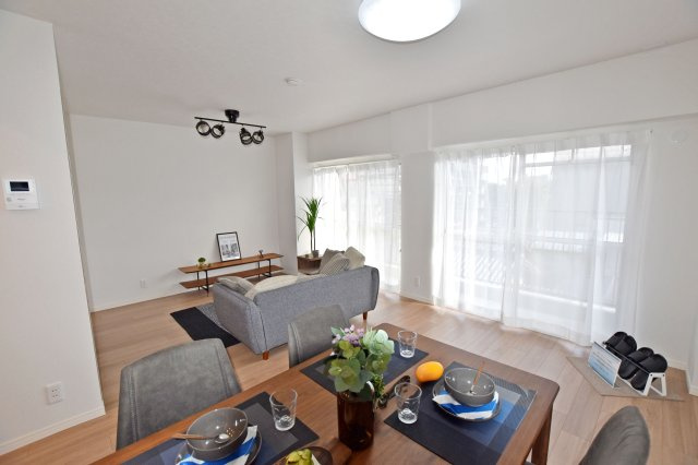 財形吹田ハイツの居間・リビング|南側に面した大きな間口の窓から自然光が常に差し込む明るい空間です。