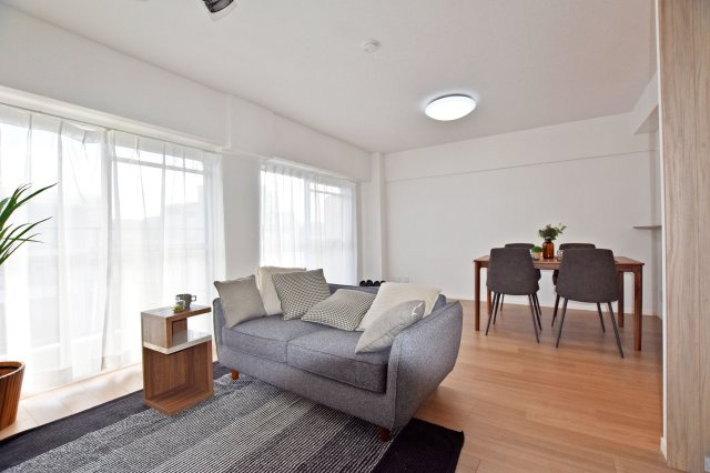 財形吹田ハイツの居間・リビング|リビングもダイニングも南からの柔らかい光が差し込む家族の憩いの場となっています。