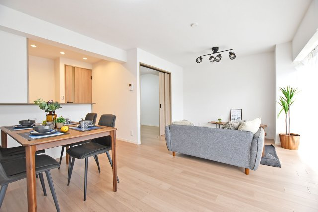 財形吹田ハイツの居間・リビング|2025年3月リフォーム完了物件になります。見学をご希望の方はお気軽にお問い合わせください。