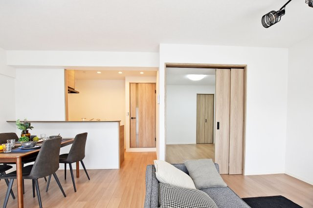 財形吹田ハイツの居間・リビング|リビングとダイニングに家具を配置しやすい形状のリビングは実生活をイメージしやすいですね。