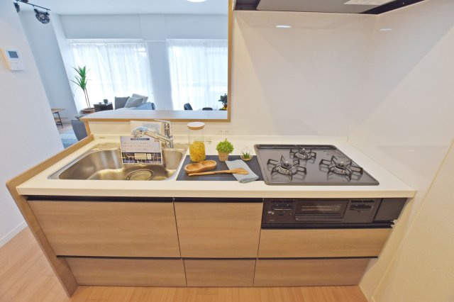 財形吹田ハイツのキッチン|広ーいワークトップは料理の盛り付けも手際よく進めることができます。