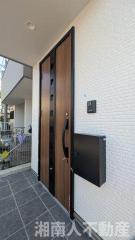 藤沢市片瀬１丁目２７７－１２新築戸建ての玄関|落ち着いた玄関です