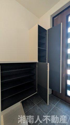 藤沢市片瀬１丁目２７７－１２新築戸建ての玄関|ゆったりとした玄関です