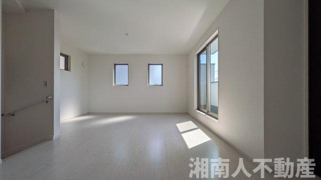 藤沢市片瀬１丁目２７７－１２新築戸建ての居間・リビング|おしゃれなリビングです