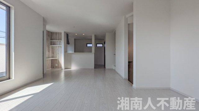 藤沢市片瀬１丁目２７７－１２新築戸建ての居間・リビング|ゆったり過ごせるリビングです