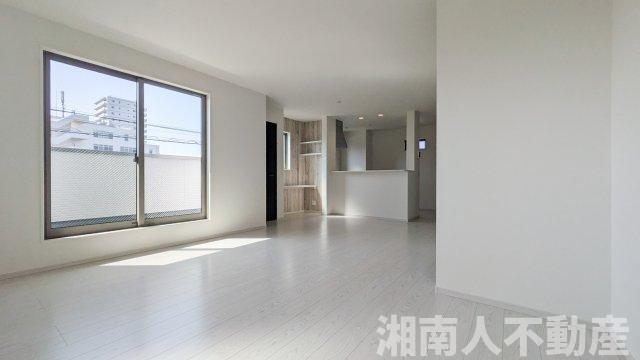 藤沢市片瀬１丁目２７７－１２新築戸建ての居間・リビング|こちらのリビングで趣味の時間をお楽しみください