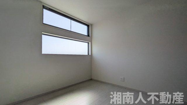 藤沢市片瀬１丁目２７７－１２新築戸建ての洋室|明るい洋室です