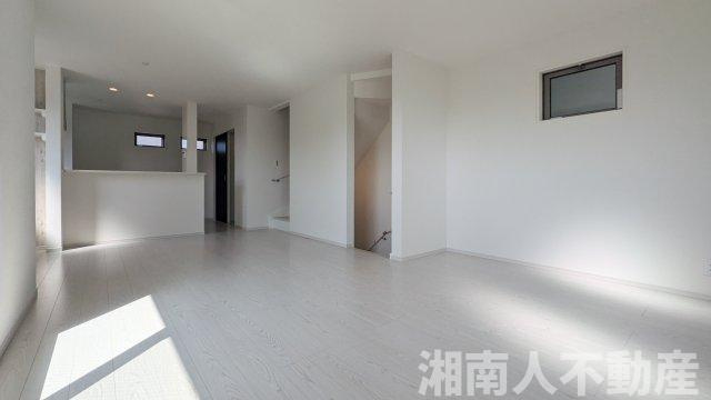 藤沢市片瀬１丁目２７７－１２新築戸建ての居間・リビング|居間です