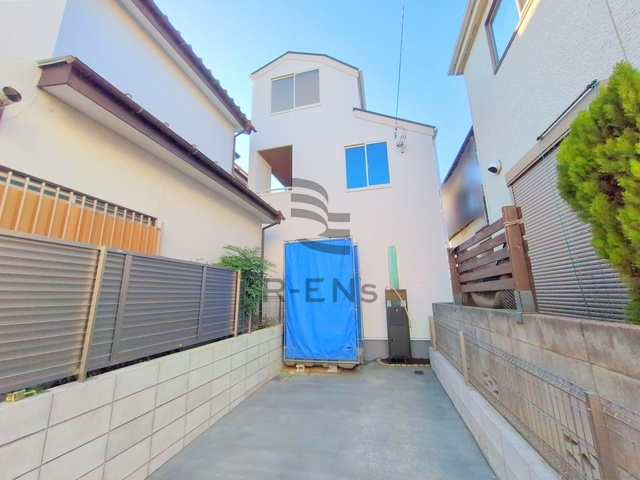 【外観】 | 練馬区大泉町４丁目　新築戸建て | いつの時代も住人にそっと寄り添うアイボリー調の優しい外観
