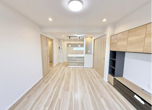 いづみハイツ滝不動5号棟の居間・リビング|14.3帖のゆったりとしたリビング