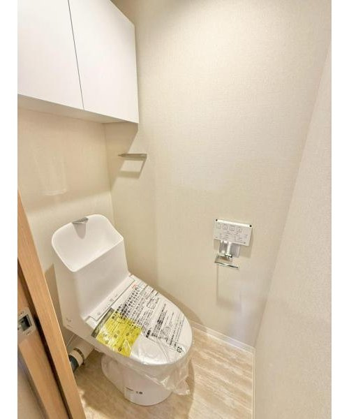 いづみハイツ滝不動5号棟のトイレ|落ち着いた色調のトイレです