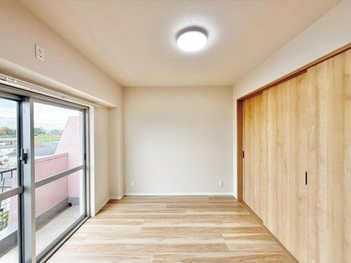 いづみハイツ滝不動5号棟の洋室|明るい洋室です