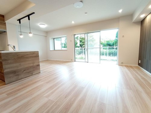 サンヴェール千葉サザンヒルズの居間・リビング|明るいリビングです