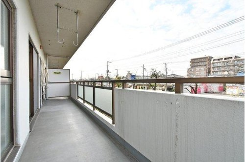 ベルドゥムール春日部のバルコニー|落ち着いた時間を過ごせるバルコニーです