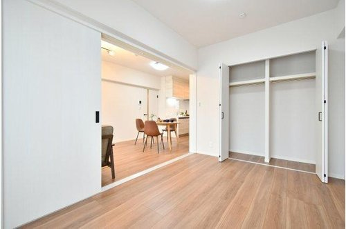 ベルドゥムール春日部の洋室|リビングに隣接した洋室です