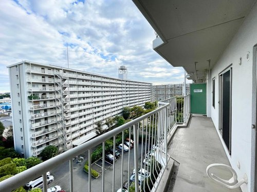 市川パークハイツＢ棟のバルコニー|暖かな日差しのふりそそぐバルコニー