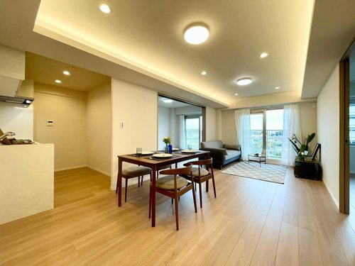 市川パークハイツＢ棟の居間・リビング|16.8帖の広々としたリビングです