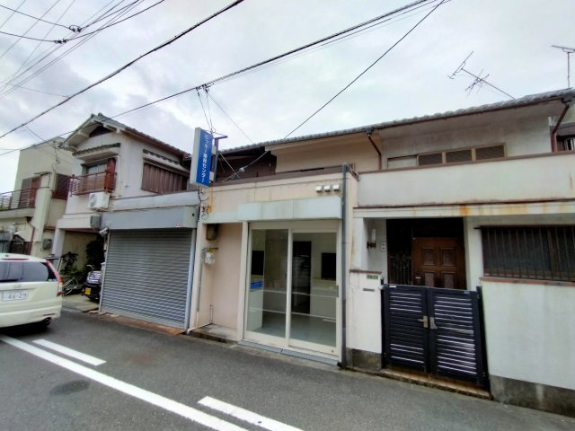 林寺４丁目中古テラスの外観|前面道路から店舗部分の中が少し見え、入りやすい雰囲気を作れます！