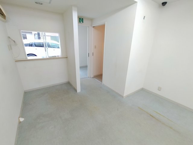 林寺４丁目中古テラスの玄関|店舗部分から見た受付カウンターです。