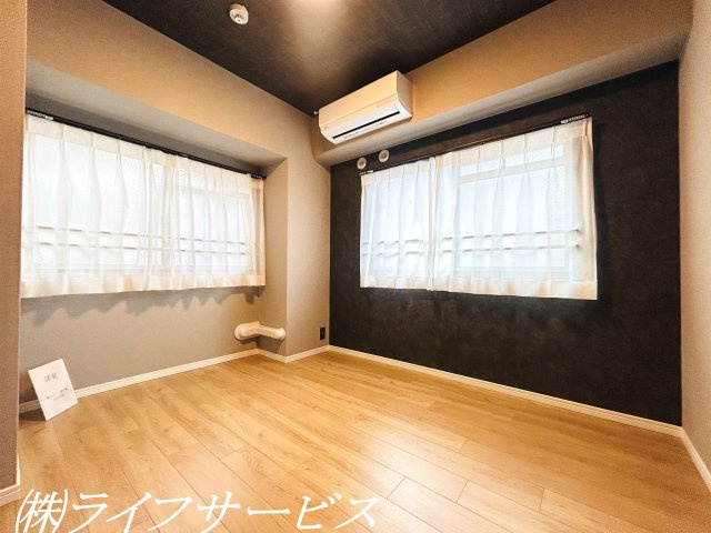 【洋室】 | メゾン第２新大阪 | 洋室5.4帖／ウォークインクローゼットあり！２面窓有、エアコン設置済！