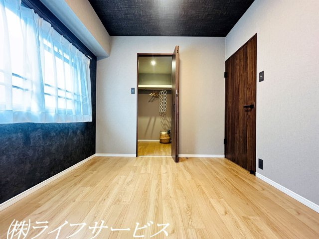 【洋室】 | メゾン第２新大阪 | 洋室5.4帖／ウォークインクローゼットあり！２面窓有、エアコン設置済！