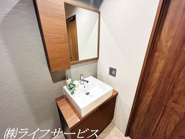 【洗面所】 | メゾン第２新大阪 | 洗面化粧台／ミラーの横は小物収納スペースになっています！