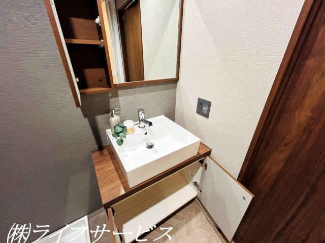 【洗面所】 | メゾン第２新大阪 | 洗面化粧台／ミラーの横は小物収納スペースになっています！