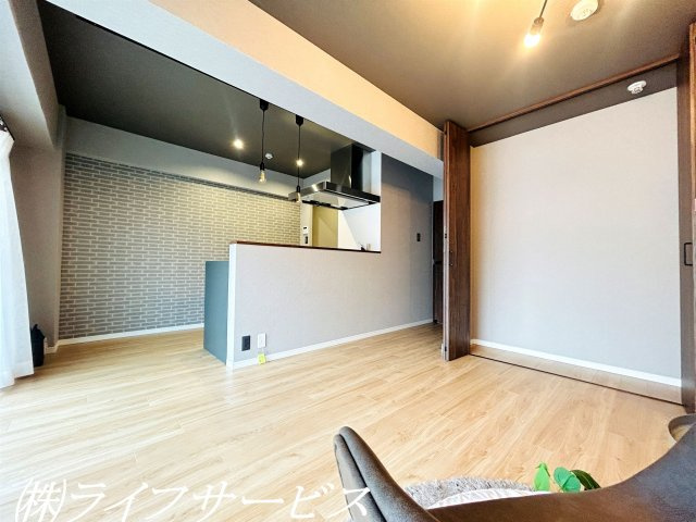 【居間・リビング】 | メゾン第２新大阪 | リビングルーム／デスクカウンター＆収納あり！