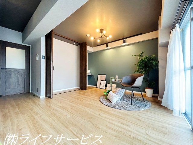 【居間・リビング】 | メゾン第２新大阪 | リビングルーム／デスクカウンター＆収納あり！