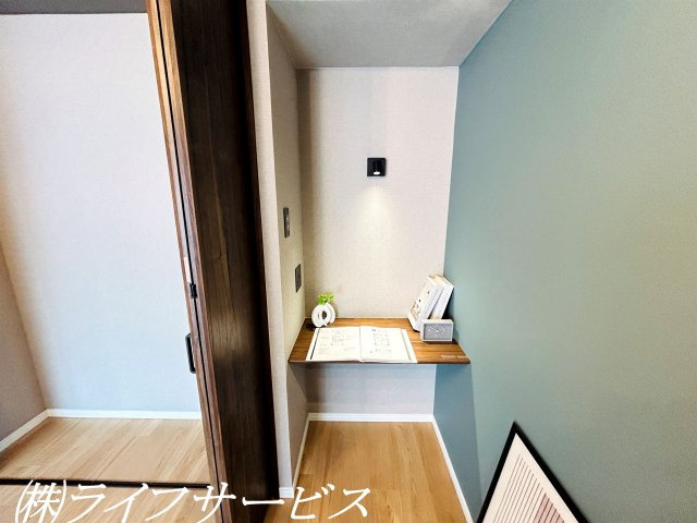 【居間・リビング】 | メゾン第２新大阪 | リビングルームにデスクカウンターあり！ライト設置済で作業スペースとしておすすめ！