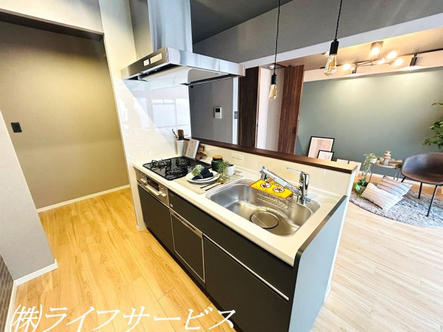 【キッチン】 | メゾン第２新大阪 | システムキッチン／キッチンには食洗機と浄水器、パントリーがあって機能性充実！ライトやクロス等でデザイン面にもこだわりました！