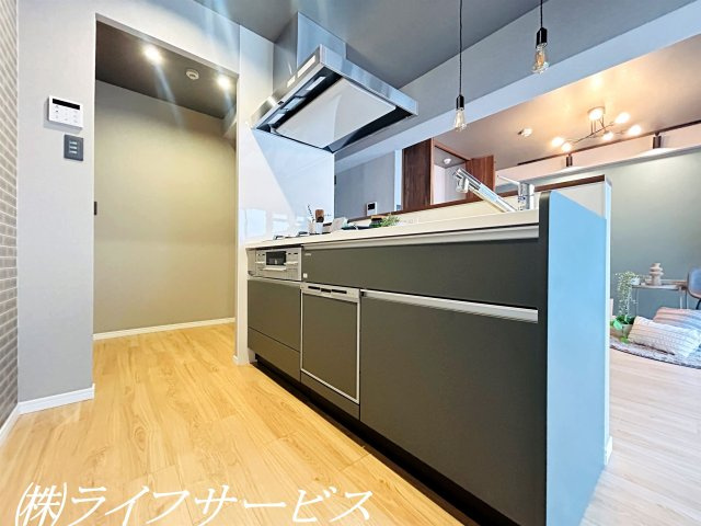 【キッチン】 | メゾン第２新大阪 | システムキッチン／キッチンには食洗機と浄水器、パントリーがあって機能性充実！ライトやクロス等でデザイン面にもこだわりました！