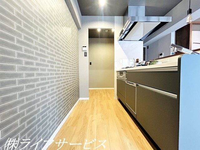 【キッチン】 | メゾン第２新大阪 | キッチンはアクセントクロスとライトでスタイリッシュな仕上がりです！