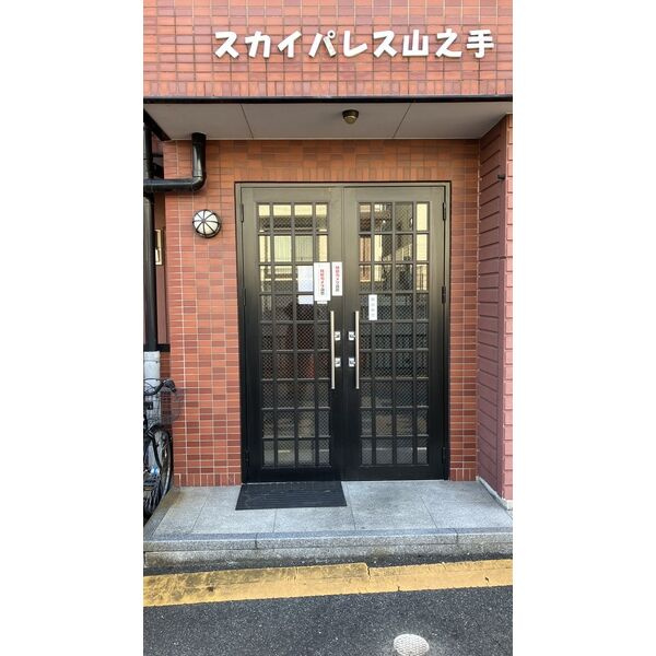 スカイパレス山之手のエントランス