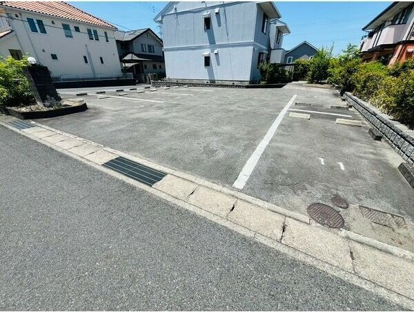 サン・ヒルズ A棟の駐車場