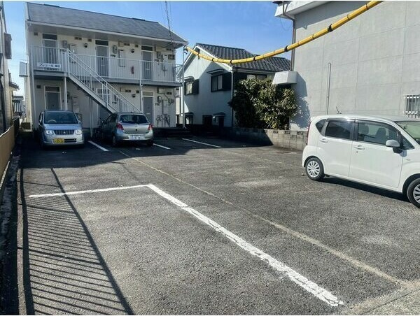 プレジール朝日(小牧店)の駐車場