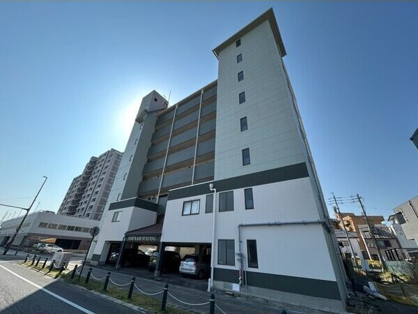 鳴神ビルの外観